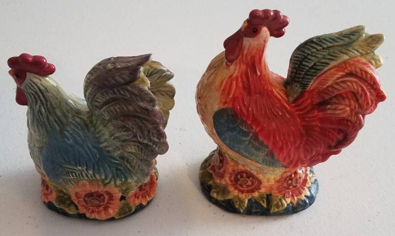 lot 134 image: VINTAGE PORCELAIN ROOSTER SALT AND PEPPER SHAKERS (CIC CHINA SW)
