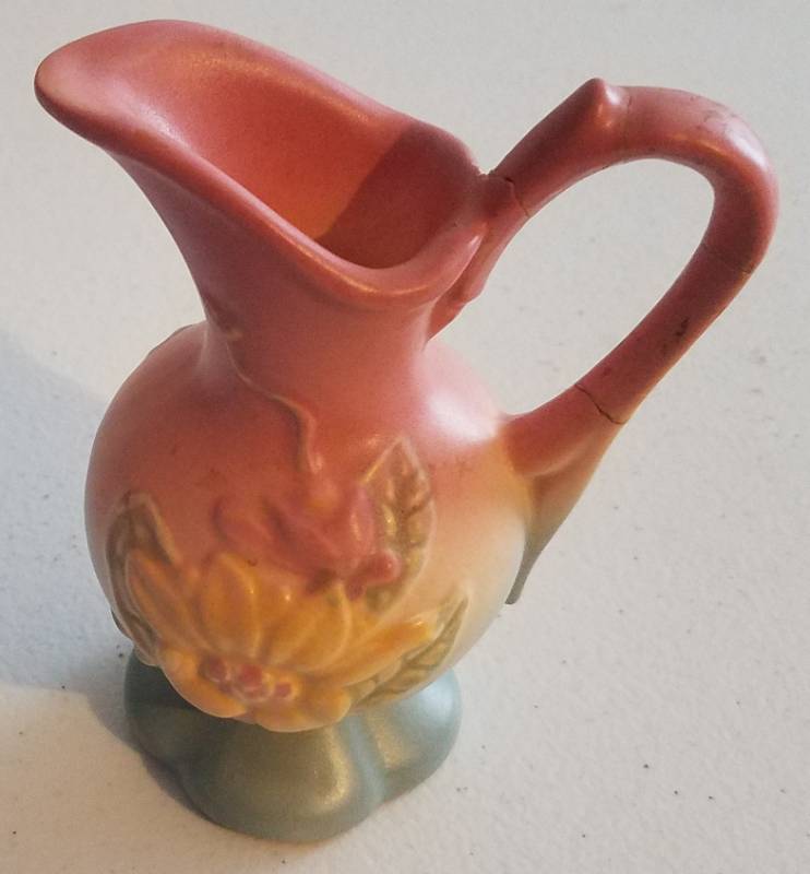 lot 136 image: 1940S - 1950S HULL ART POTTERY WILDFLOWER EWER PITCHER VASE (14-4 34)