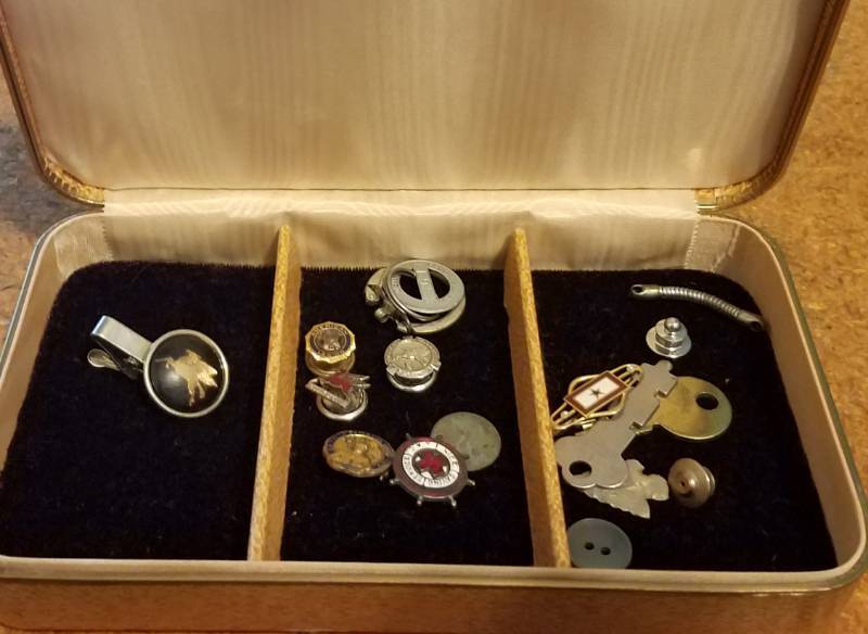 lot 140 image: VINTAGE TIE PINS AND MORE