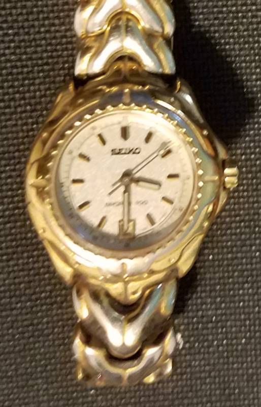 lot 142 image: VINTAGE SEIKO SPORTS 100 WOMENS WRIST WATCH