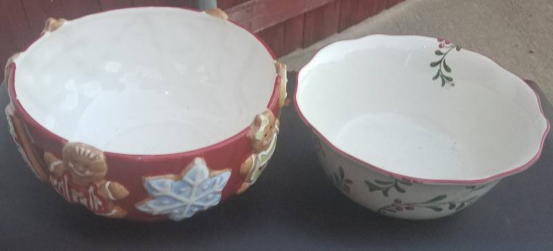 lot 153 image: CHRISTMAS SERVING BOWLS