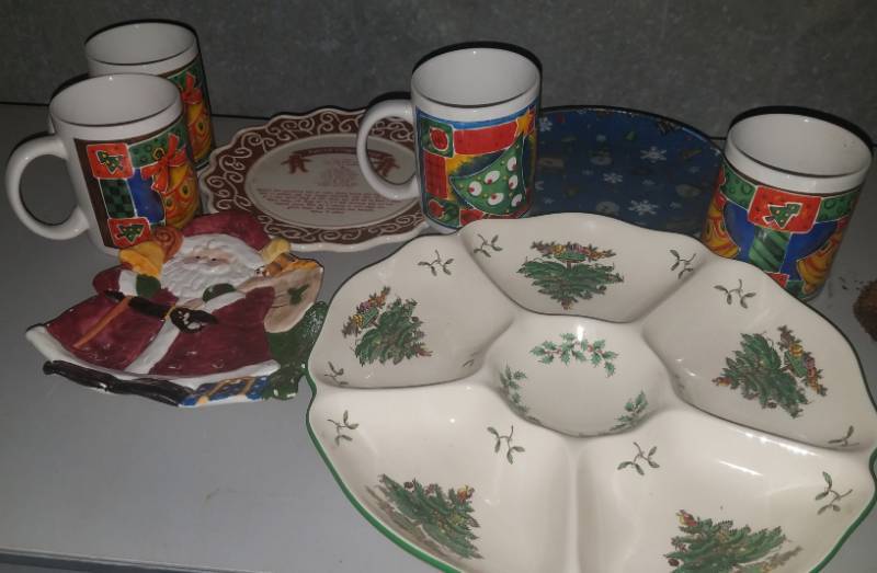 lot 154 image: MISCELLANEOUS CHRISTMAS ITEMS  SPODE SERVING TRAY