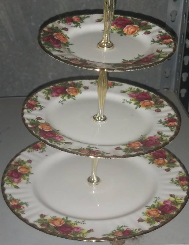 lot 158 image: ROYAL ALBERT OLD COUNTRY ROSES 3-TIER SERVING DISH (ENGLAND)