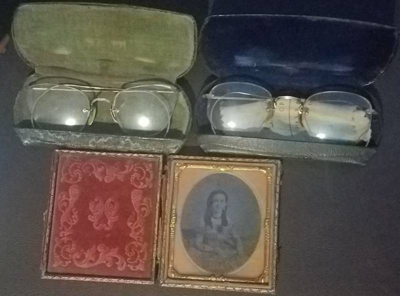 lot 160 image: VINTAGE ITEMS LOT