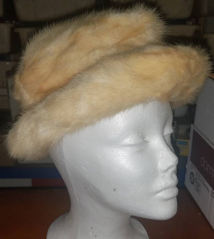 lot 162 image: VINTAGE MINK FUR HAT (MR. JOHN - FABULOUS FURS NEW YORKPARIS)
