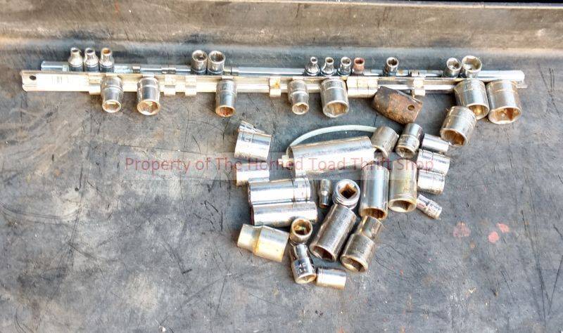 lot 19 image: Sockets