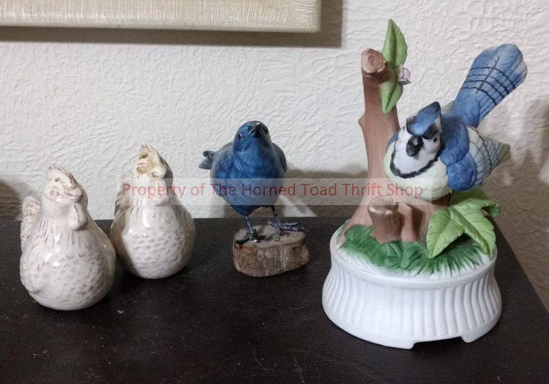 lot 363 image: Various Shelf decorations