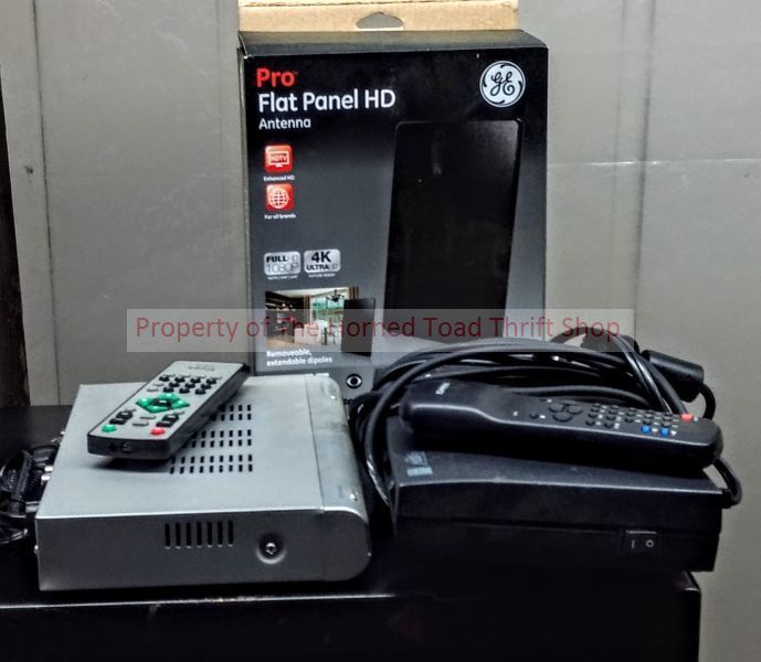 lot 61 image: HD Antenna and Digital Tuner