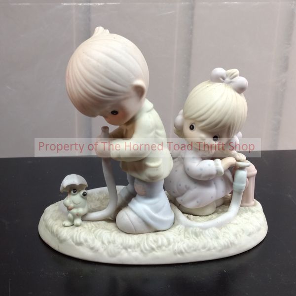 lot 106 image: Collectible Figurine