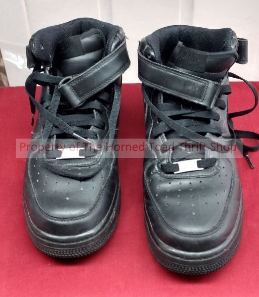 lot 217 image: Shoes