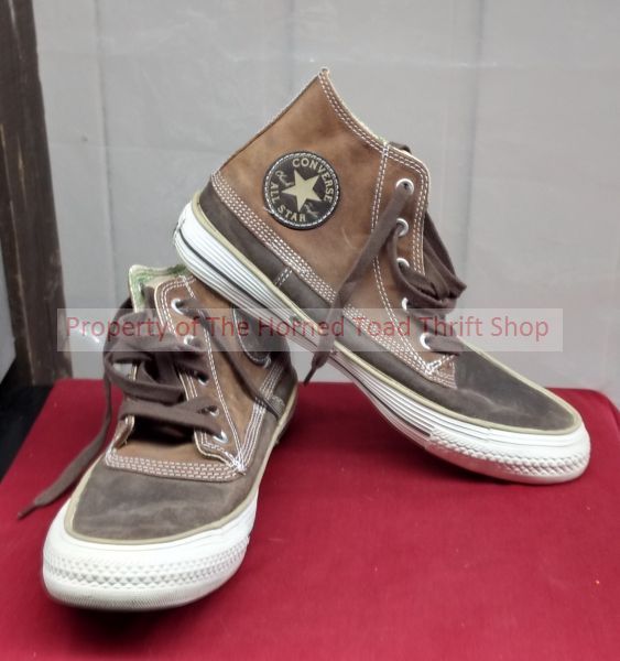lot 221 image: Shoes