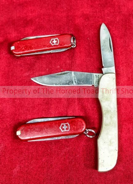 lot 229 image: Knives