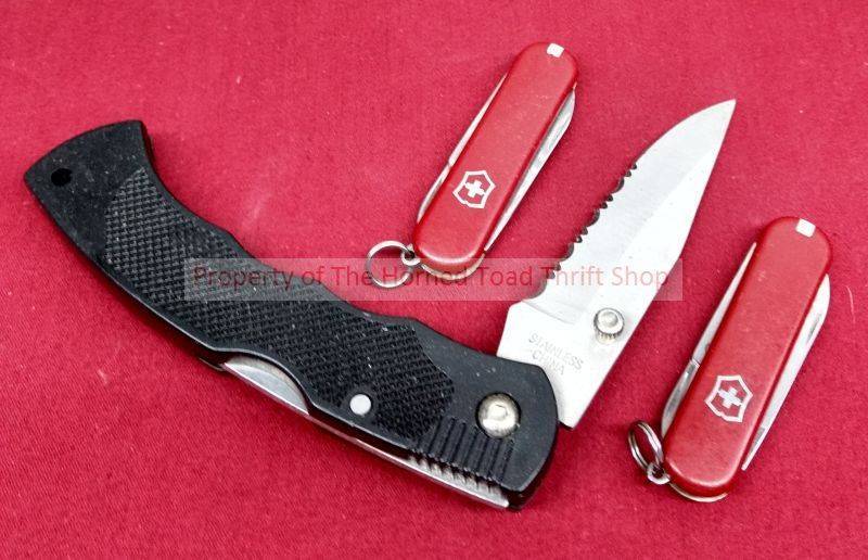lot 238 image: Knives