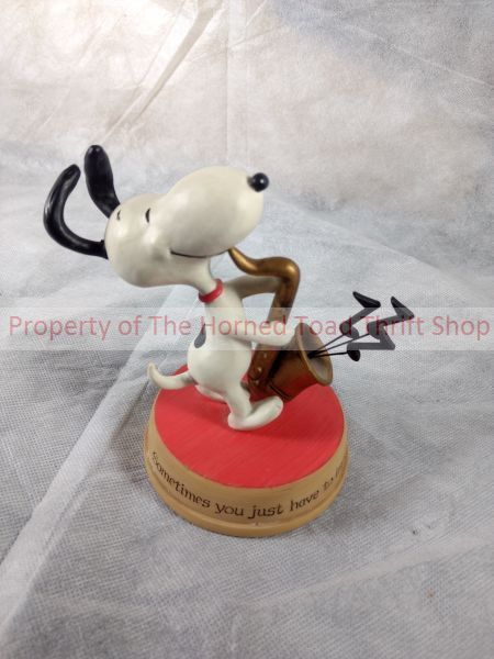 lot 264 image: Hallmark Peanuts Gallery Snoopy Statue Jazz