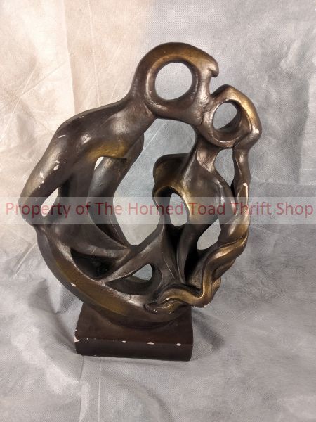 lot 277 image: 1991 Austin Sculpture By Martel Wedding Rings Couple Kissing