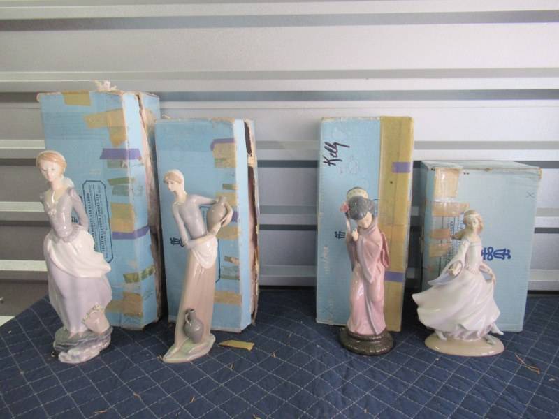 lot 14 image: LLADRO PORCELAIN COLLECTIBLES