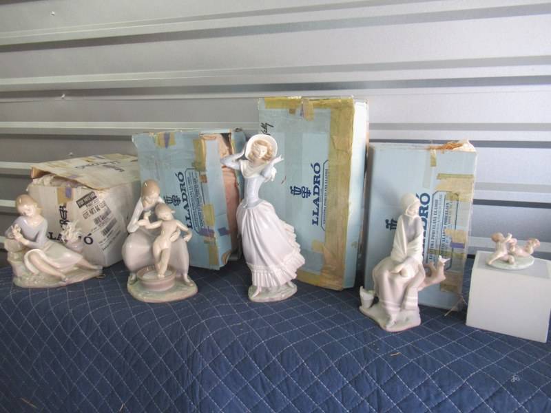 lot 15 image: LLADRO PORCELAIN COLLECTIBLES