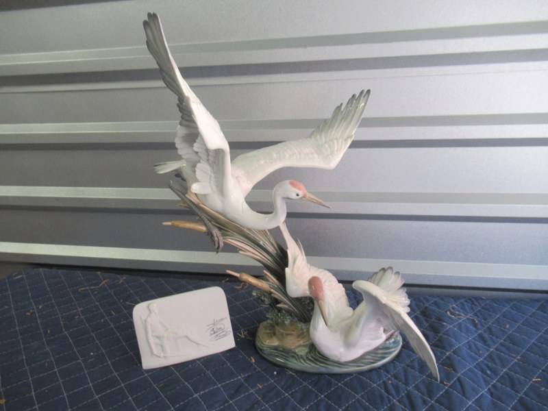 lot 18 image: RARE LLADRO CRANE PORCELAIN COLLECTIBLE
