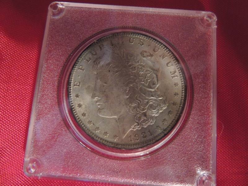 lot 2 image: Morgan Silver Dollar 1921 in hard case Very Nice