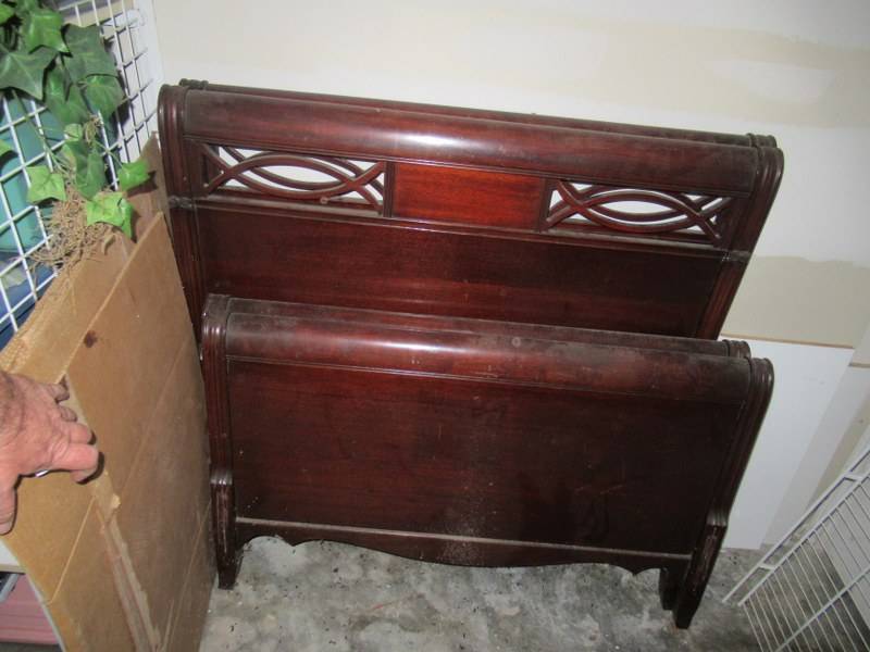 lot 20 image: FURNITURE