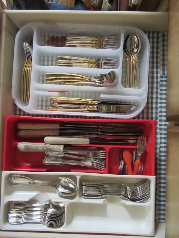 lot 94 image: SILVERWARE