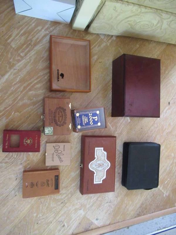 lot 96 image: CIGAR ASSESORIES