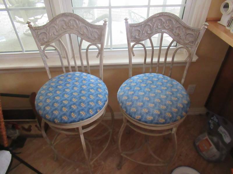 lot 104 image: FURNITURE