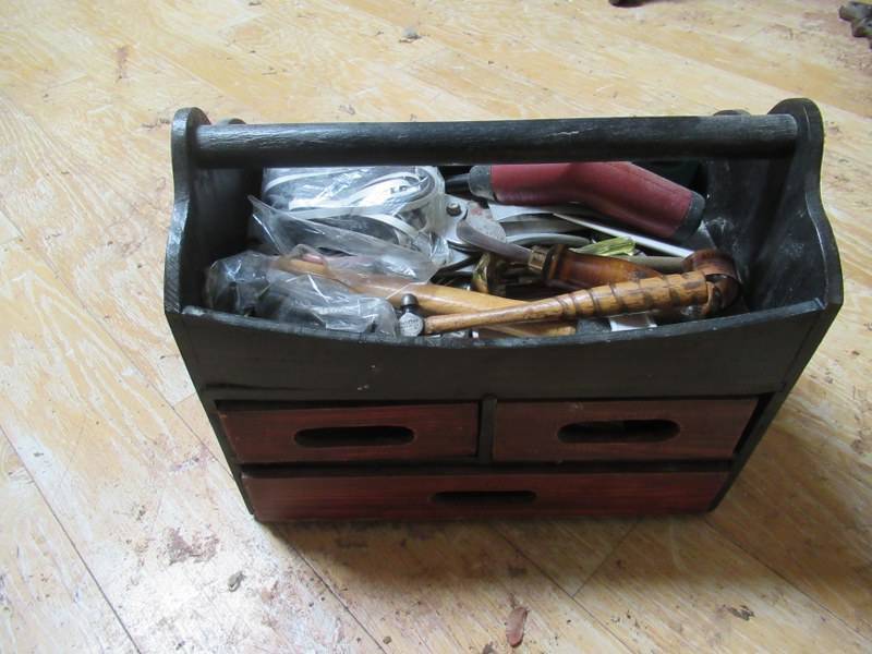 lot 140 image: VINTAGE TOOL BOX