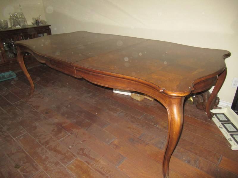 lot 176 image: HENREDON DINING TABLE