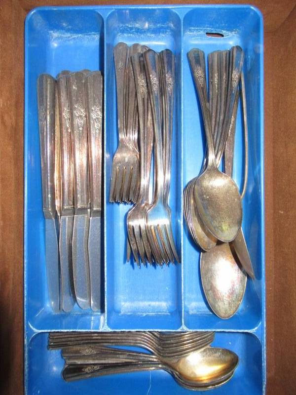 lot 177 image: RODGER SILVER PLATE SILVERWARE AND STORAGE CASE