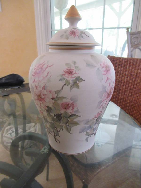 lot 183 image: PORCELAIN VASE