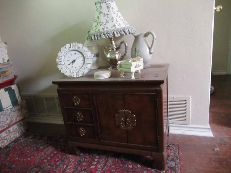 lot 189 image: FURNITURE