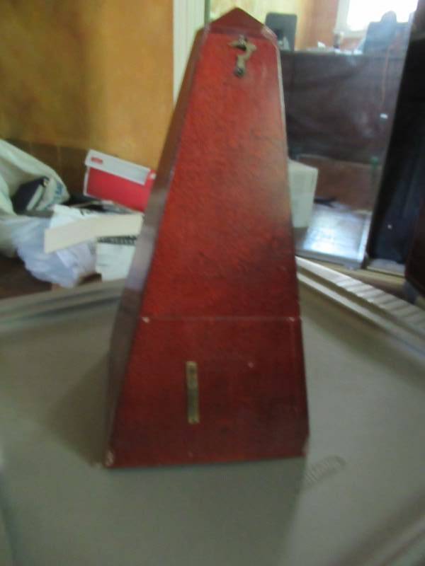 lot 197 image: VINTAGE CLOCK