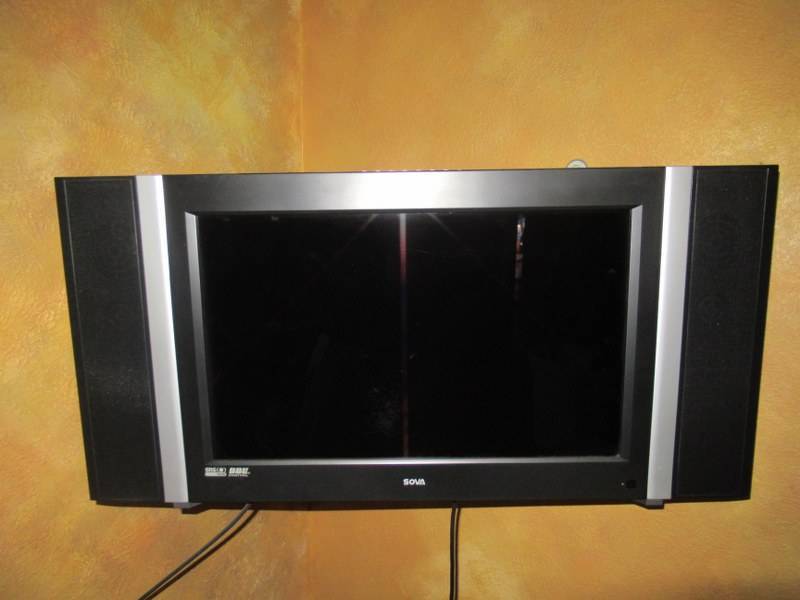 lot 204 image: TELEVISION