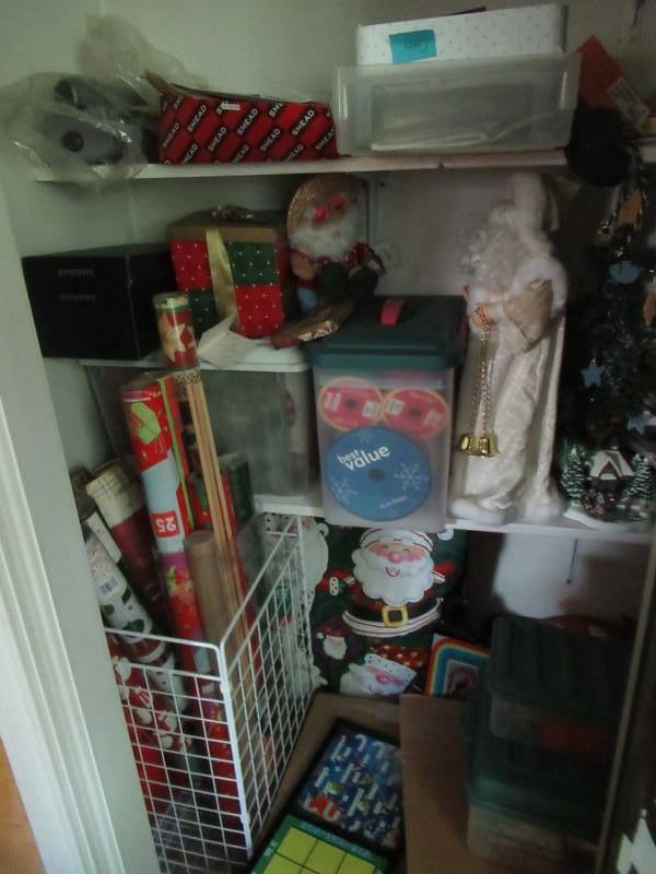 lot 212 image: HOLIDAY DCOR