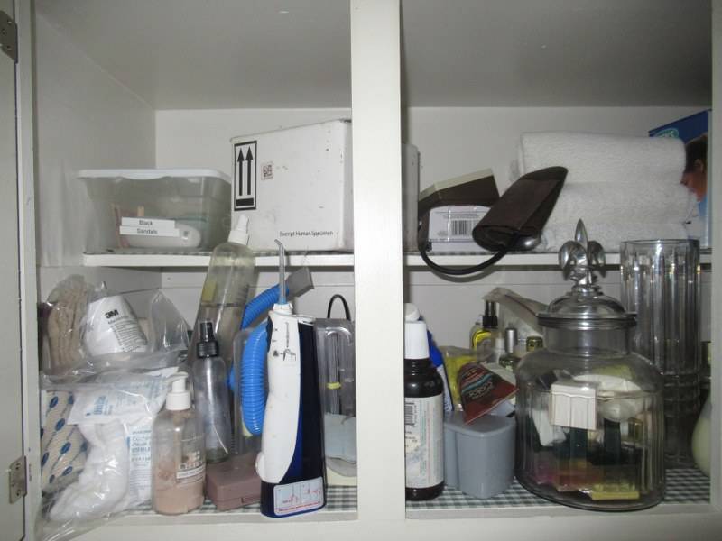 lot 221 image: BATHROOM SUPPLIES