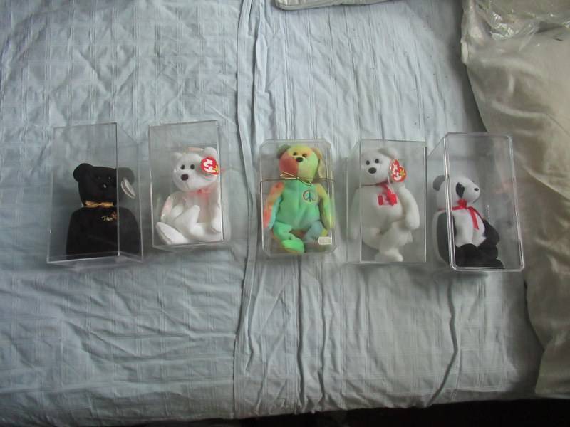 lot 229 image: BEANIE BABY COLLECTIBLES
