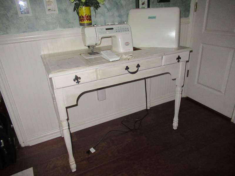 lot 235 image: SEWING MACHINE