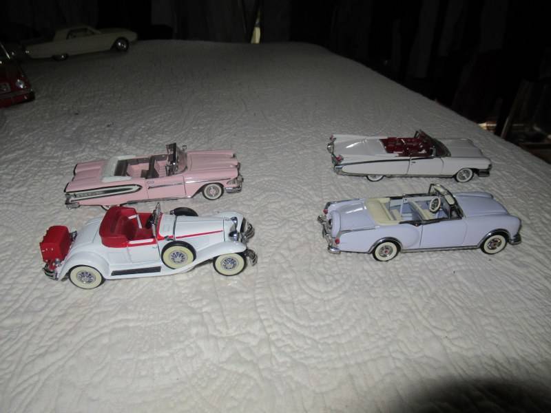 lot 252 image: COLLECTIBLES