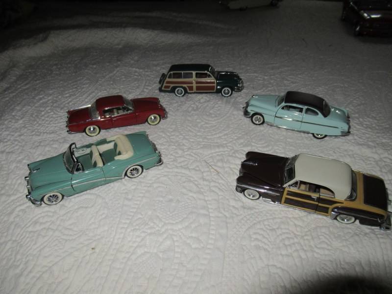 lot 253 image: COLLECTIBLES