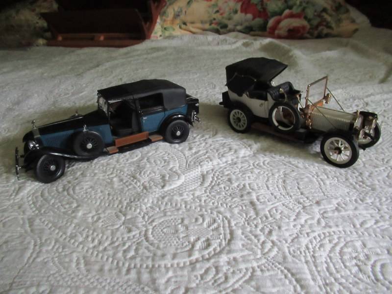 lot 254 image: COLLECTIBLES
