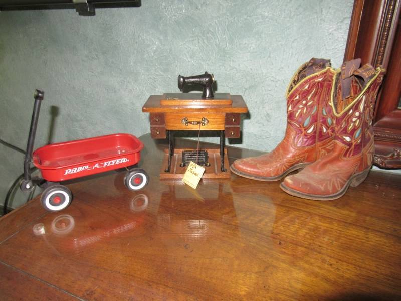lot 256 image: COLLECTIBLES