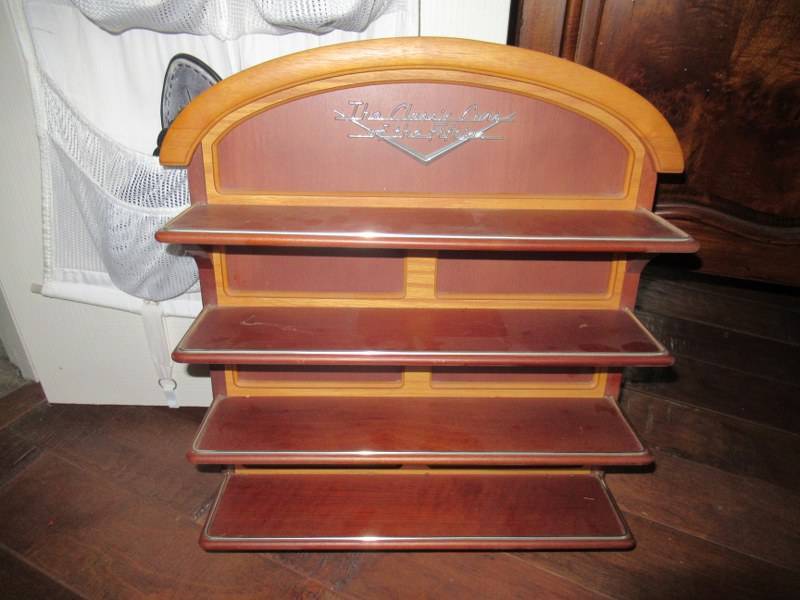 lot 258 image: COLLECTIBLES