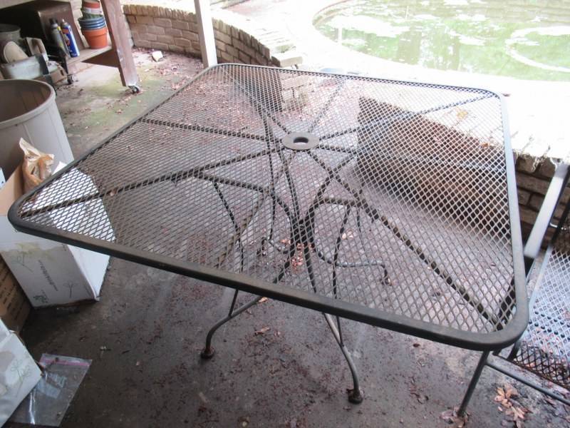 lot 282 image: OUTDOOR FURNITURE