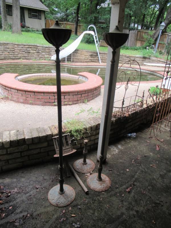 lot 284 image: OUTDOOR DCOR