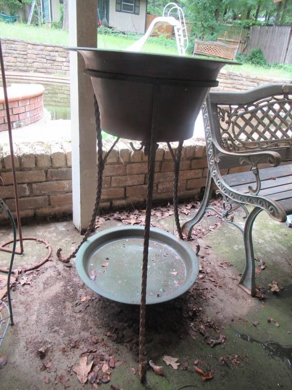 lot 288 image: OUTDOOR DCOR
