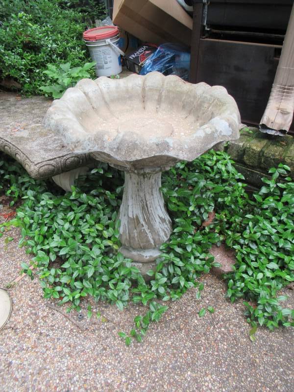 lot 295 image: OUTDOOR DCOR