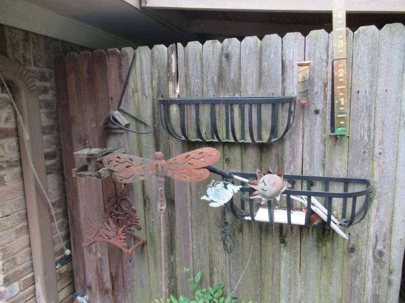 lot 296 image: OUTDOOR DCOR