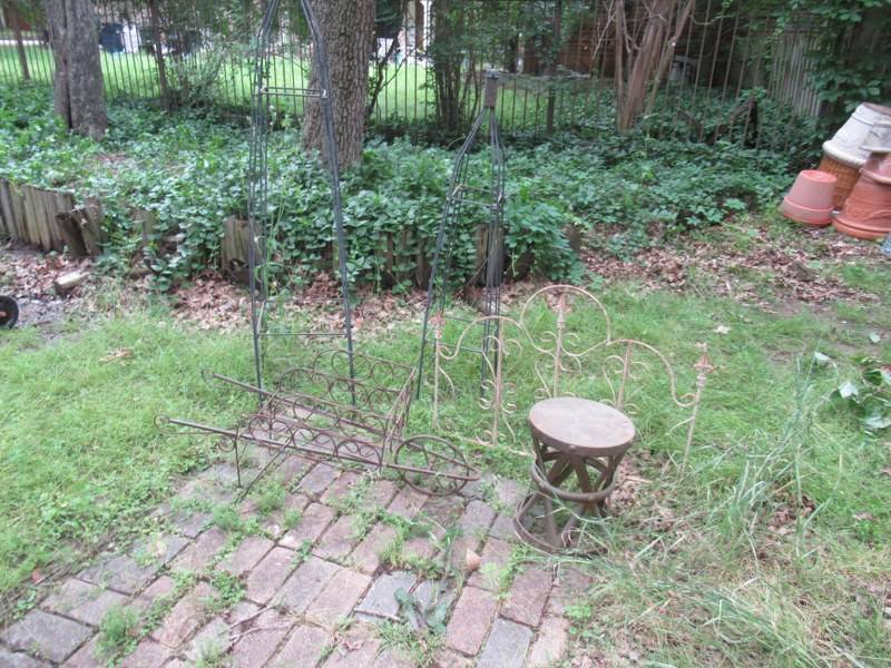 lot 307 image: OUTDOOR DCOR