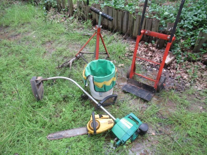 lot 309 image: TOOLS AND GARDEN